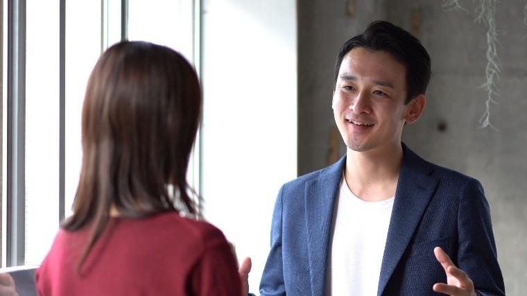 会話をする男性と女性の画像