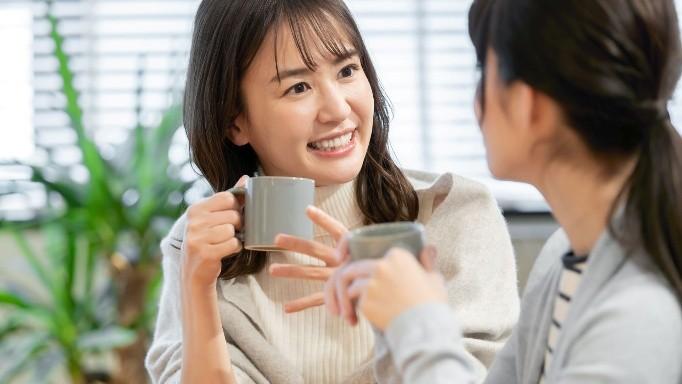 カフェで楽しく会話をする女性たちの画像