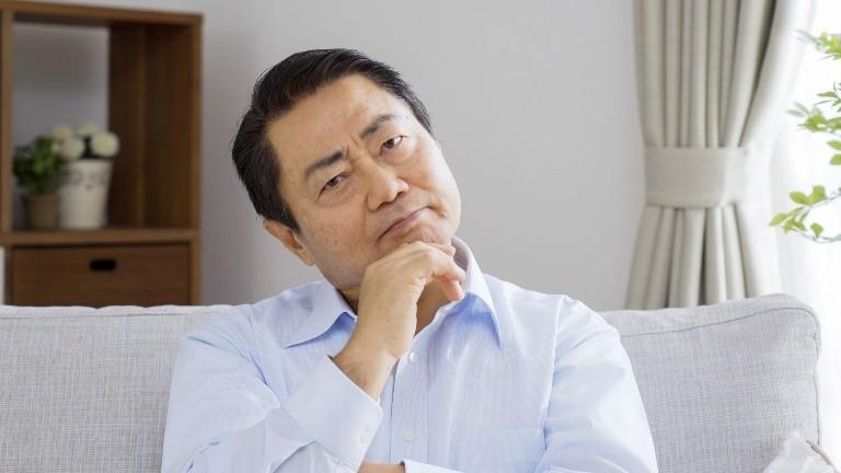 悩む男性の画像