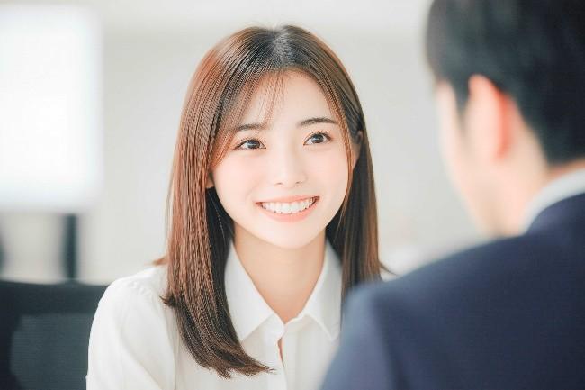 微笑む女性の画像