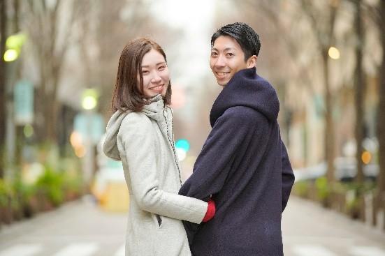 並んで歩く男女の画像